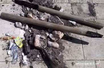 Lido Mongelli, bruciate altre assi di legno: bagnanti fra i resti dei falò e nessuna traccia del concessionario