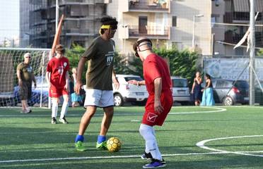 Approfittare di un disagio «regalandolo» agli altri: a Trani, i ciechi vincono il torneo del Giullare contro gli avversari bendati