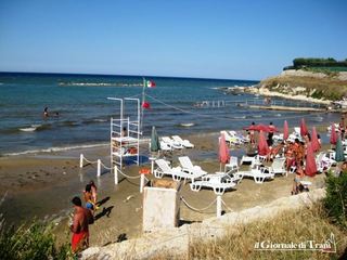Trani, lido Matinelle: «Un bimbo sta annegando». Ma era solo un falso allarme per rubare sotto gli ombrelloni