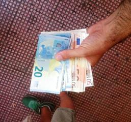 Trani, cittadino trova 750 euro per terra: chiama i carabinieri e li consegna loro. Nessuno li ha ancora reclamati