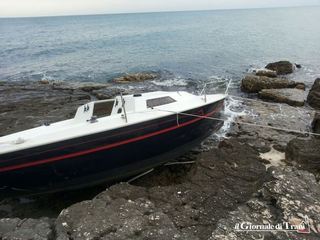 Forse troppo vicina a riva la barca finita sugli scogli a Trani. Oggi la rimozione del relitto