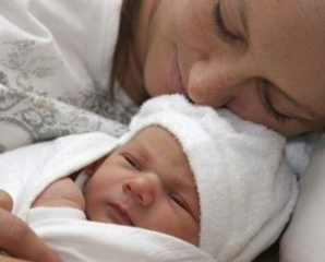 Contrazioni improvvise, donna partorisce in casa grazie al 118: mamma e bimba stanno bene. La piccola sarà dichiarata «nata a Trani»