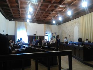 AGGIORNATO. Consiglio comunale Trani, 25 presenti al primo appello: via alla seduta