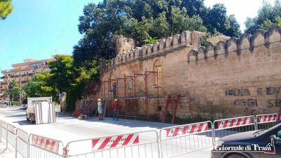 AGGIORNATO. Caduta di pezzi di tufo dal muro di villa Telesio a Trani. Iniziati i lavori di puntellamento, zona transennata