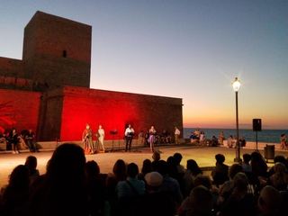 Quattrocentocinquanta cantori e “La divina commedia” letta anche nella lingua dei segni: grande successo a Trani per l’evento su Dante