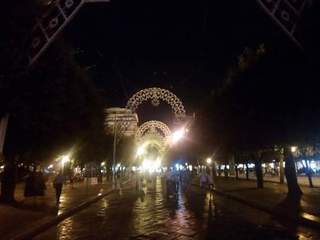 Festa patronale di Trani, record di imprevisti: manomesso l'interruttore, parzialmente spenta la galleria di luci in piazza. E San Nicola arriva all'avamporto sul «barchino»