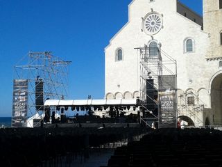 Da Piovani ad Arbore, passando per Benigni e Troisi: a Trani è la notte di Renzo, il «precursore»