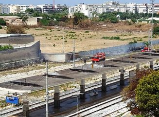 Incendio di sterpaglie e rifiuti nella stazione di Trani: intervento dei vigili del fuoco