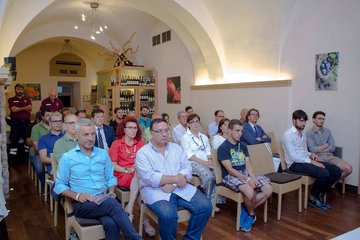 In alto i bicchieri tra stelle cadenti, percorsi enogastronomici, musica e solidarietà: presentato a Trani l’evento “Calice di san Lorenzo”