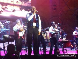 Tre ore di show ed emozioni: un immenso Arbore regala a Trani una notte memorabile