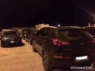 Auto intrappolata nel parcheggio, la protesta di una cittadina: «Cantava Arbore, nessuno mi ha aiutato»