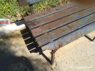 Lungomare di Trani, sedersi è una scommessa: panchine in pietra?