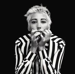 Malika Ayane, centravanti di una squadra di successo: in undici sul palco di piazza Duomo, stasera, per Fuori museo