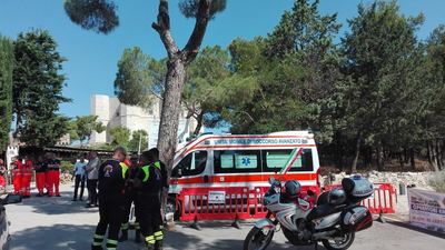Un’ambulanza a Castel del Monte: tra il personale, anche i volontari dell’Oer Trani