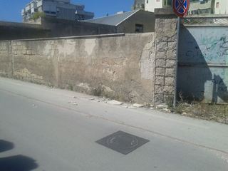 Trani, cadono calcinacci anche dal muro della strettoia di Pozzo piano