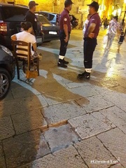 Strada disconnessa in via Beltrani, donna cade e si fa male al ginocchio