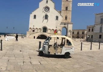 Un viaggio in Italia sul mitico Ape calessino: «Il posto che mi ha colpito di più? La cattedrale di Trani»
