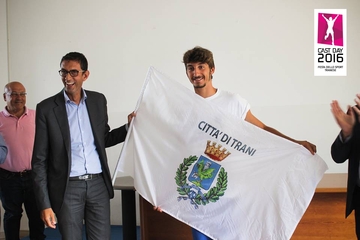 Cast 2016, il sidaco Amedeo Bottaro consegna la bandiera della Città di Trani a Boccaforno e Scassano