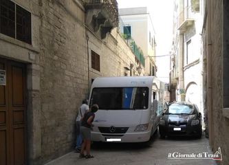 Via Beltrani, arrivano i paletti ma un'auto parcheggiata blocca il passaggio di un camper