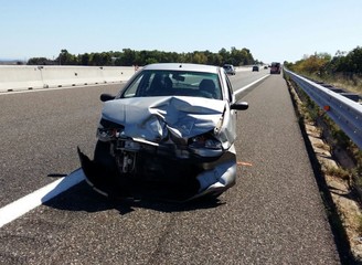 Tamponamento auto sulla A14 al casello di Trani: sei feriti, tra cui due bambini