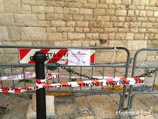 Trani, edilizia giudiziaria con i cerotti: transenne e lavori in vista sulle facciate dei palazzi Torres e Gadaleta