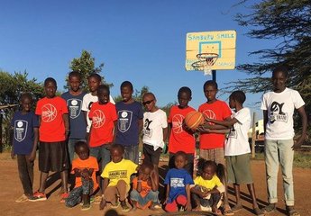 Materiale cestistico di Trani per i ragazzi di un villaggio del Kenya: gentile omaggio di Juve, Olimpia e Basketball school