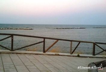 Il legno scarseggia, ma la sicurezza ritorna: Trani, ripristinata la staccionata sulla rampa del lido Mongelli