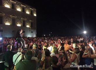 Lacrime per i terremotati tra parmigiana e fuochi: Matteo Borghi e Fondazione Seca regalano a Trani un'altra notte da incorniciare