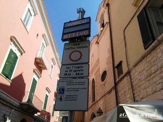 AGGIORNATO. Trani, ecco il terzo varco: montato in via Santa Maria, sarà attivato fra un mese