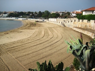 Donna annega alla spiaggia libera di Trani: salvata da ex assessore e 118, è in rianimazione ma fuori pericolo