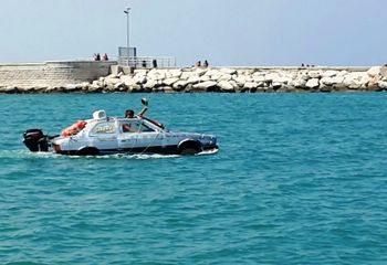 La Maserati galleggiante che sta circumnavigando l'Italia è passata anche da Trani. Partita da La Spezia, arriverà a Venezia