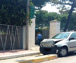 Trani, auto contro cordolo e palo della pista ciclabile davanti alla Madonna di Fatima: un ferito