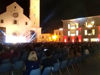 Fuori museo, chiusura fra genio e sregolatezza: Malika Ayane canta con le campane della cattedrale di Trani e chiede al pubblico di sorteggiare i brani
