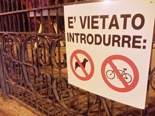 Villa di Trani, dimenticato il vecchio cartello: dal lungomare Chiarelli i cani non potrebbero entrare. Ma chi controllerebbe?