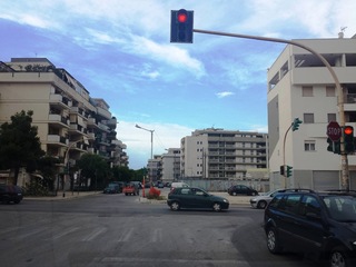 Trani, la nuova farmacia tra un semaforo disallineato ed il pantano di benvenuto