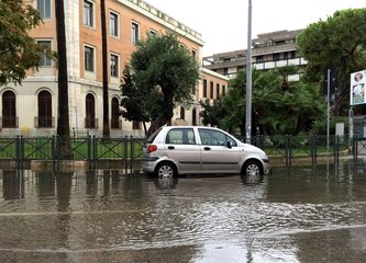 Trani, quando piove piazza D'Agostino è un lago. E la scuola sta per incominciare