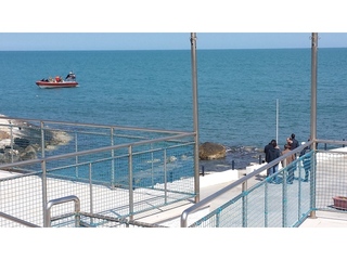 La storia di Elena in scena in riva al mare: questa sera, spettacolo teatrale al lido Anmi di Trani