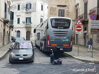 Centro storico di Trani, bus quasi contromano: pericoli e disagi in via Alvarez