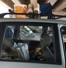 AGGIORNATO. L'auto al posto della casa, da due mesi, sotto il ponte. L'appello al Comune di Trani: «Aiutateci a trovare un lavoro». Arriva un tetto per due settimane