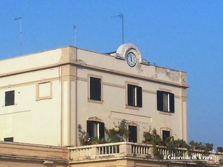 Ed alla stazione di Trani, con l'orologio, s'è fermato anche il tempo