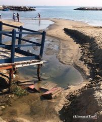 Effetti del maltempo a Trani: inagibile e tranesennata la pedana disabili a Colonna. Ed oggi, ultimo giorno di pulizia spiagge