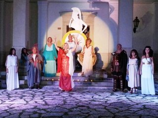 La storia di Elena incanta Trani. Il racconto della notte di teatro regalata all'Anmi