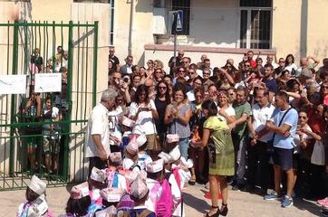 I bambini tornano a scuola accolti da un'aria di festa nelle scuole 