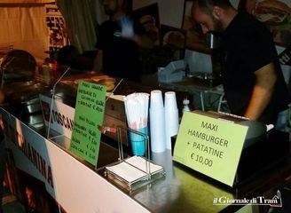 Da «Gnam» a «zac»: fiammata improvvisa ed è corto circuito al festival del cibo per strada a Trani