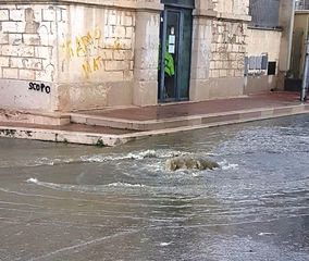 Esplode la fogna in via Finanzieri: una gran quantità di liquami finisce verso il mare