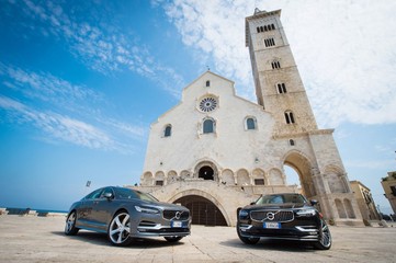 Più valore alle nuove Volvo con la cattedrale di Trani sullo sfondo: presentati e provati i due ultimi modelli