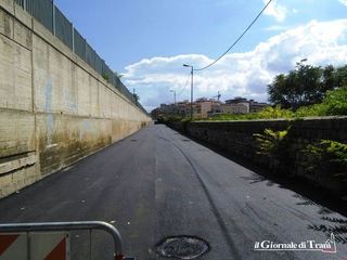 Trani, chiusa via del Ponte romano: dopo anni, sarà completamente riasfaltata. Macchine troppo alte, solo colmatura manuale sotto il ponte