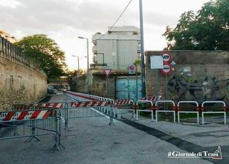 Trani, pronta per la riapertura la strettoia di Pozzo piano: montati i nuovi paletti, i ragazzi già scavalcano