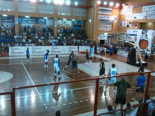 Il palazzetto di Trani torna a traboccare di gran pubblico e basket: Brindisi-Caserta 70-77