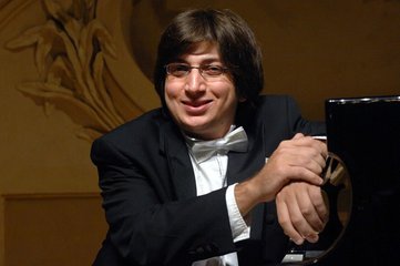 Dialoghi di Trani, con il concerto di Ramin Bahrami anche la solidarietà per Amopuglia